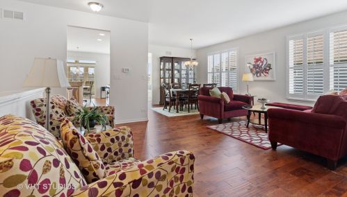 915 Scottsdale Dr, Pingree Grove, IL 60140-5423