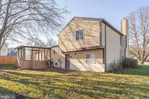 7301 Snowden Ct, Springfield VA  22150-4435 exterior