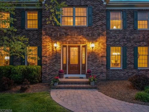 8 Carla Ann Ct, Roxbury Township, NJ 07836-4200