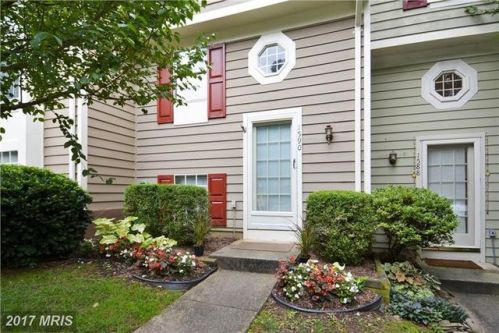 1590 Woodcrest Dr, Herndon, VA 20194-1556