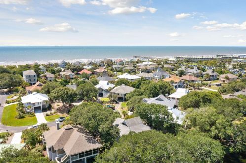 8 Ocean Park Ct, Isle Of Palms SC  29451-2244 exterior