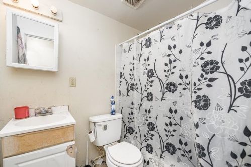 2130 Hatmaker St, Cincinnati OH 45204-1979 exterior