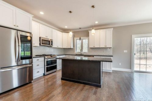 70 Fairchild Rd, Middletown, CT 06457-4815