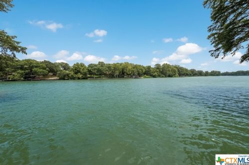 332 Mdw Lk Dr, Seguin TX 78155-9206 exterior