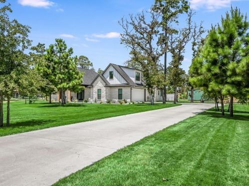102 Dickenson Ln, Hills, TX 78659-5015