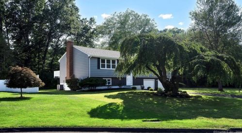 19 Mohawk Cir, Windsor CT  06095-2656 exterior