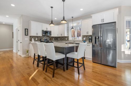 19 Jefferson Dr, Londonderry, NH 03053-3647