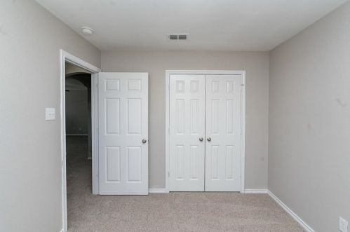 5613 Thunder Bay Dr, Fort Worth TX  76119-8505 exterior