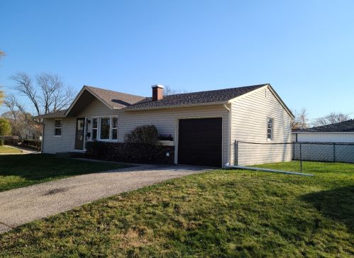 101 Del Rio Rd, Carpentersville, IL 60110-1107