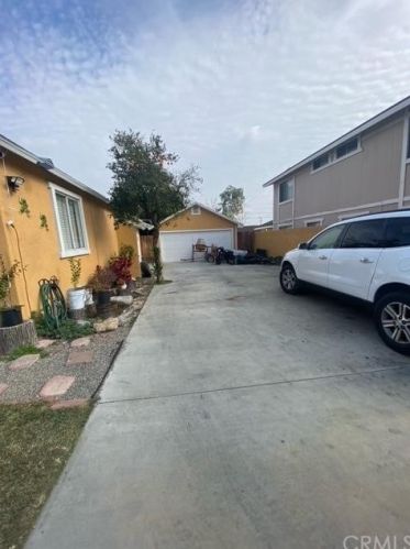 209 Orange Ave, Rialto, CA 92376-5819