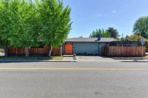 525 Hemlock Ct, Vacaville, CA 95688-2617