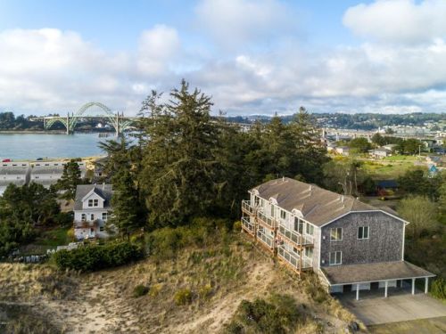 322 30th St, Newport, OR 97365-5233