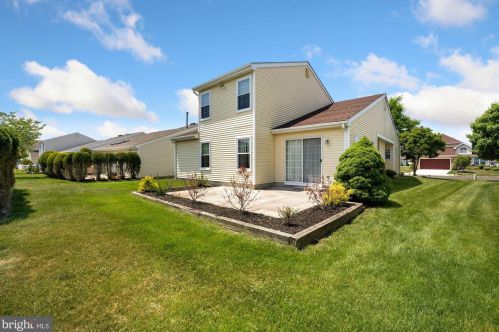 698 Cascade Dr, Mount Laurel, NJ 08054-4958