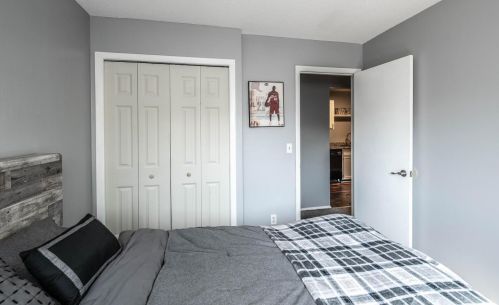 1677 Hickory Hill Dr, Saint Paul MN  55122-2527 exterior