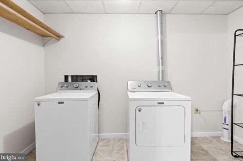 53 Bob White Dr, Harpers Ferry WV  25425-5810 exterior