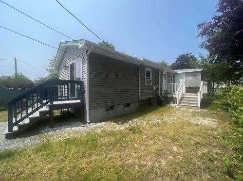 53 Waverly St, Warwick, RI 02889-3423