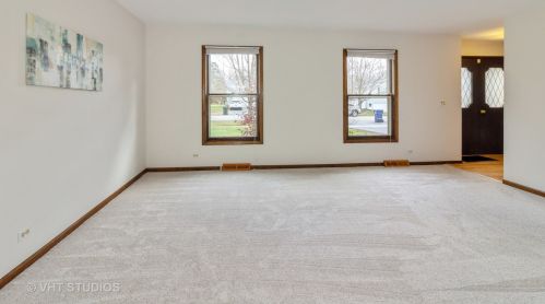 1327 Frederick Ln, Naperville, IL 60565-1201