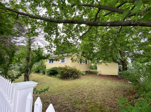 108 Perry Ave, Warwick, RI 02888-2329