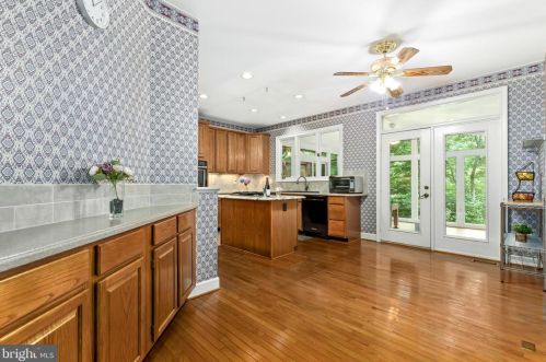 8006 Middlewood Pl, Springfield VA  22153-1928 exterior