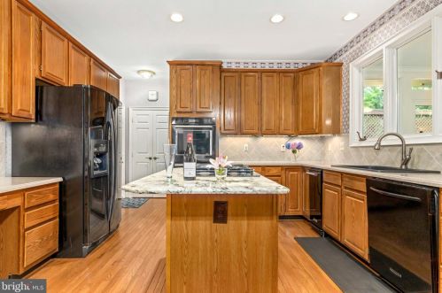 8006 Middlewood Pl, Springfield VA  22153-1928 exterior