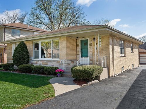 7 Gilbert Ave, Burr Ridge, IL 60525