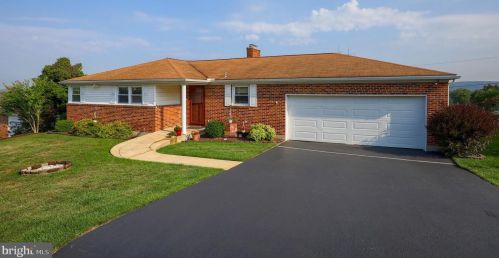 2457 Eastwood Dr, York, PA 17402-3606