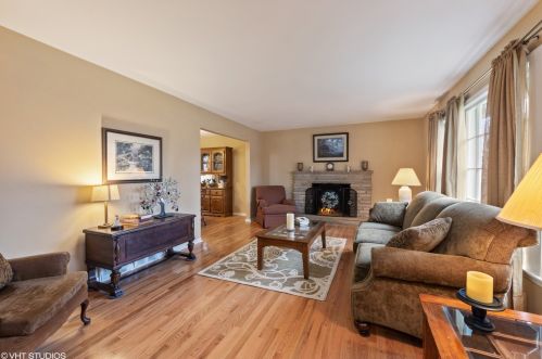 1529 Rosehill Dr, Arlington Hts, IL 60004-3545