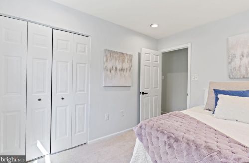 5784 Crownleigh Ct, Springfield VA  22015-1885 exterior
