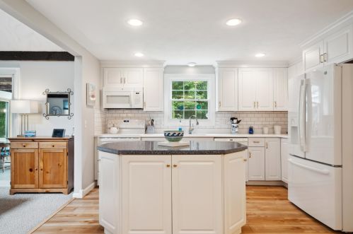 3 Fernwood Ln, Amherst, NH 03031-2010