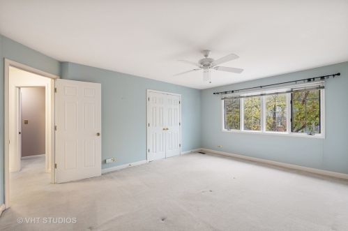 33 Stonehenge Ct, Willowbrook IL  60527-6414 exterior