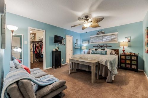 702 Timber Cv Dr, Taylor Lake Village TX 77586-4617 exterior