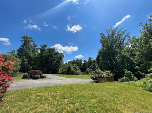 270 Budding Rdg, Southington CT  06489-4226 exterior
