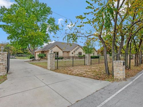 105 Conwell St, Azle, TX 76020-3030