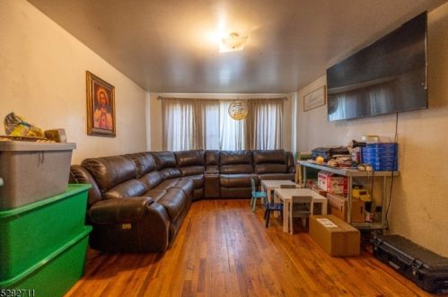 571 Hunterdon St, Newark, NJ 07108-1913