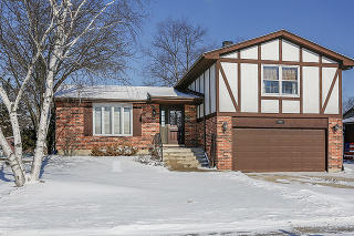 737 Queenswood Ln, Wheaton, IL 60189-7624