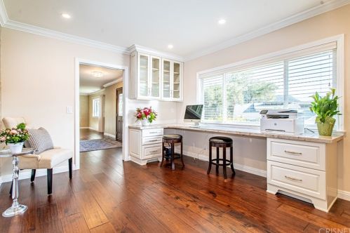 2010 Buckingham Pl, Glendale CA  91206-1401 exterior