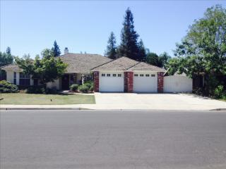 654 Vartikian Ave, Clovis, CA 93612-5731