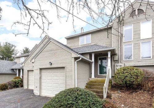 68 Hilltop Dr, Providence, RI 02904-3155