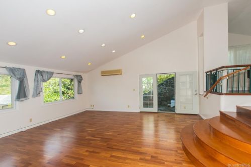 1422 Miloiki St, Honolulu, HI 96825-3228