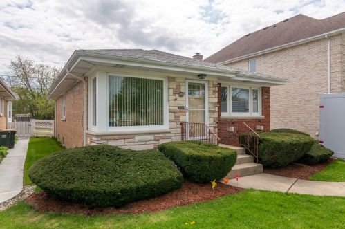 8101 Overhill Ave, Niles, IL 60714-2821