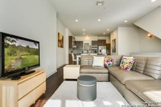 221 Laurel, San Antonio TX  78212-4304 exterior