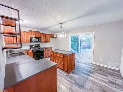 3267 Creekwood Dr, Rex GA 30273-2117 exterior