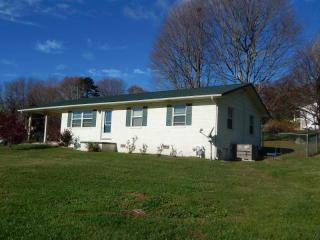 804 Pinecrest Dr, Dandridge, TN 37725-4605
