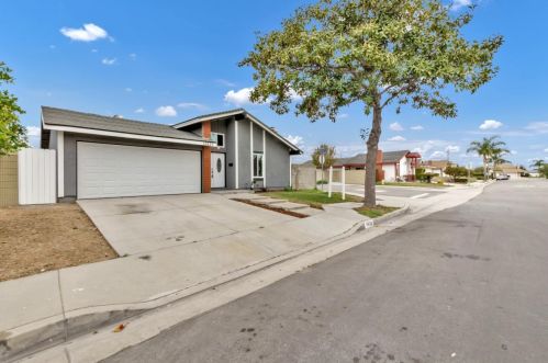 10653 Maple St, Cypress, CA 90630-4978