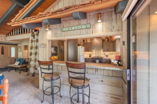 6860 Riv Rd, Truckee CA  exterior