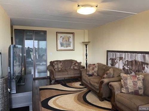 515 Anderson Ave, Cliffside Park, NJ 07010-1604