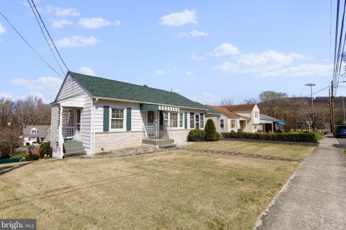 155 Armstrong St, Three Churches, WV 26757-1406