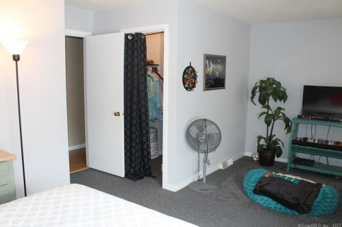 142 Staffordshire Commons Dr, Wallingford CT  06492-1753 exterior