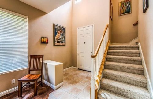 8689 Sunnywalk Ln, Anaheim, CA 92808-1688