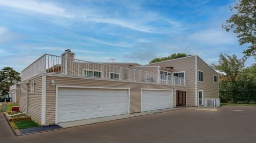 2250 Baldwin Way, Palatine IL  60074-2240 exterior